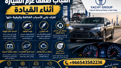 فني يفحص محرك سيارة بجهاز الكمبيوتر لمعرفة سبب ضعف عزم السيارة